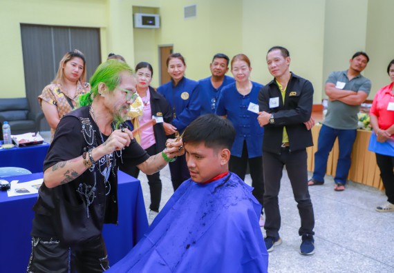 ภาพกิจกรรม  คณะวิทยาศาสตร์และเทคโนโลยี จัดกิจกรรมการอบรมเชิงปฏิบัติการ เรื่อง การเป็นช่างตัดผมอย่างมืออาชีพ ตามโครงการพัฒนาคุณภาพชีวิตและยกระดับเศรษฐกิจฐานราก