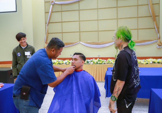 ภาพกิจกรรม  คณะวิทยาศาสตร์และเทคโนโลยี จัดกิจกรรมการอบรมเชิงปฏิบัติการ เรื่อง การเป็นช่างตัดผมอย่างมืออาชีพ ตามโครงการพัฒนาคุณภาพชีวิตและยกระดับเศรษฐกิจฐานราก