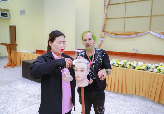 ภาพกิจกรรม  คณะวิทยาศาสตร์และเทคโนโลยี จัดกิจกรรมการอบรมเชิงปฏิบัติการ เรื่อง การเป็นช่างตัดผมอย่างมืออาชีพ ตามโครงการพัฒนาคุณภาพชีวิตและยกระดับเศรษฐกิจฐานราก