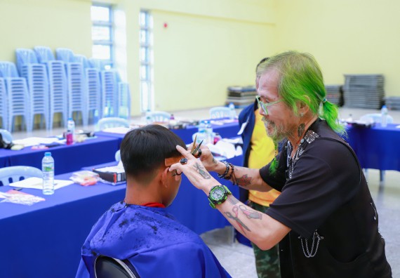 ภาพกิจกรรม  คณะวิทยาศาสตร์และเทคโนโลยี จัดกิจกรรมการอบรมเชิงปฏิบัติการ เรื่อง การเป็นช่างตัดผมอย่างมืออาชีพ ตามโครงการพัฒนาคุณภาพชีวิตและยกระดับเศรษฐกิจฐานราก