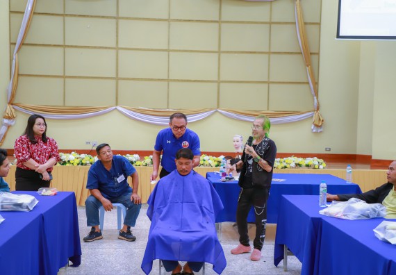 ภาพกิจกรรม  คณะวิทยาศาสตร์และเทคโนโลยี จัดกิจกรรมการอบรมเชิงปฏิบัติการ เรื่อง การเป็นช่างตัดผมอย่างมืออาชีพ ตามโครงการพัฒนาคุณภาพชีวิตและยกระดับเศรษฐกิจฐานราก