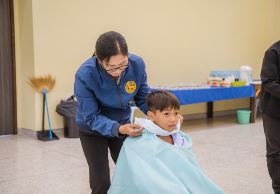 ภาพกิจกรรม  คณะวิทยาศาสตร์และเทคโนโลยี จัดกิจกรรมการอบรมเชิงปฏิบัติการ เรื่อง การเป็นช่างตัดผมอย่างมืออาชีพ ตามโครงการพัฒนาคุณภาพชีวิตและยกระดับเศรษฐกิจฐานราก