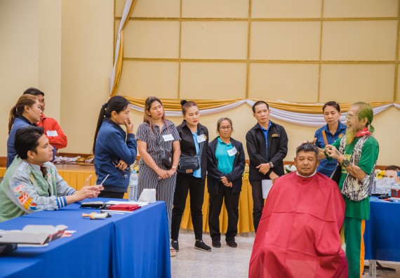 ภาพกิจกรรม  คณะวิทยาศาสตร์และเทคโนโลยี จัดกิจกรรมการอบรมเชิงปฏิบัติการ เรื่อง การเป็นช่างตัดผมอย่างมืออาชีพ ตามโครงการพัฒนาคุณภาพชีวิตและยกระดับเศรษฐกิจฐานราก