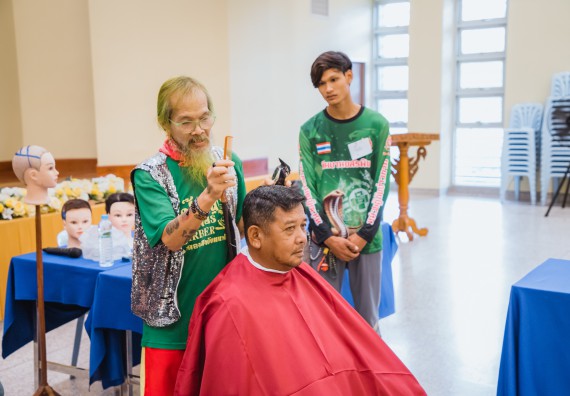 ภาพกิจกรรม  คณะวิทยาศาสตร์และเทคโนโลยี จัดกิจกรรมการอบรมเชิงปฏิบัติการ เรื่อง การเป็นช่างตัดผมอย่างมืออาชีพ ตามโครงการพัฒนาคุณภาพชีวิตและยกระดับเศรษฐกิจฐานราก
