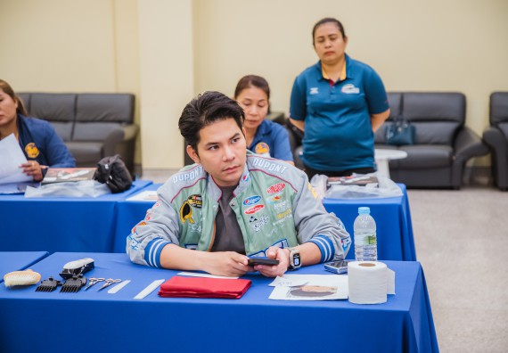 ภาพกิจกรรม  คณะวิทยาศาสตร์และเทคโนโลยี จัดกิจกรรมการอบรมเชิงปฏิบัติการ เรื่อง การเป็นช่างตัดผมอย่างมืออาชีพ ตามโครงการพัฒนาคุณภาพชีวิตและยกระดับเศรษฐกิจฐานราก