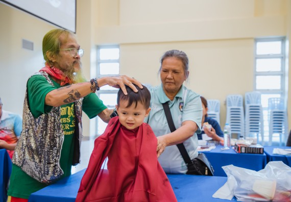ภาพกิจกรรม  คณะวิทยาศาสตร์และเทคโนโลยี จัดกิจกรรมการอบรมเชิงปฏิบัติการ เรื่อง การเป็นช่างตัดผมอย่างมืออาชีพ ตามโครงการพัฒนาคุณภาพชีวิตและยกระดับเศรษฐกิจฐานราก