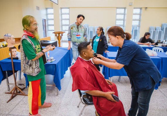 ภาพกิจกรรม  คณะวิทยาศาสตร์และเทคโนโลยี จัดกิจกรรมการอบรมเชิงปฏิบัติการ เรื่อง การเป็นช่างตัดผมอย่างมืออาชีพ ตามโครงการพัฒนาคุณภาพชีวิตและยกระดับเศรษฐกิจฐานราก