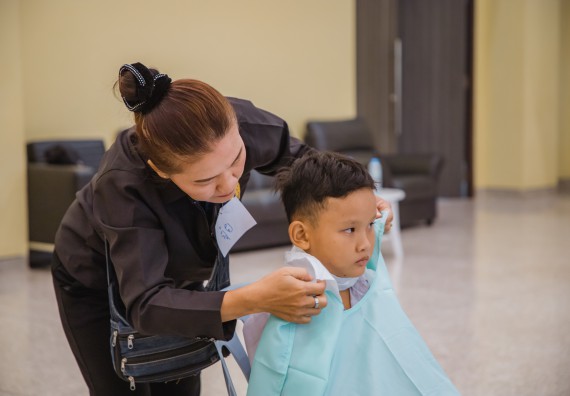 ภาพกิจกรรม  คณะวิทยาศาสตร์และเทคโนโลยี จัดกิจกรรมการอบรมเชิงปฏิบัติการ เรื่อง การเป็นช่างตัดผมอย่างมืออาชีพ ตามโครงการพัฒนาคุณภาพชีวิตและยกระดับเศรษฐกิจฐานราก