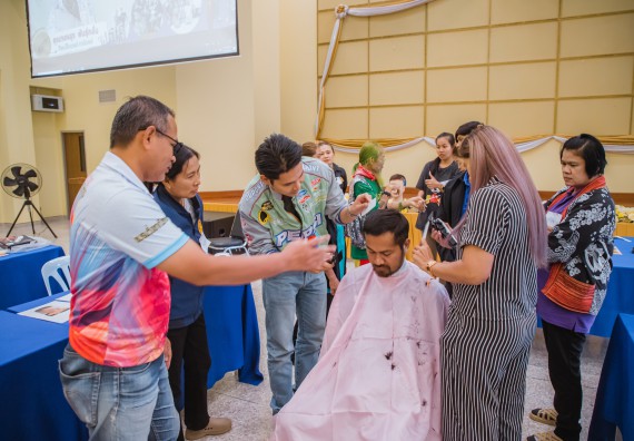 ภาพกิจกรรม  คณะวิทยาศาสตร์และเทคโนโลยี จัดกิจกรรมการอบรมเชิงปฏิบัติการ เรื่อง การเป็นช่างตัดผมอย่างมืออาชีพ ตามโครงการพัฒนาคุณภาพชีวิตและยกระดับเศรษฐกิจฐานราก