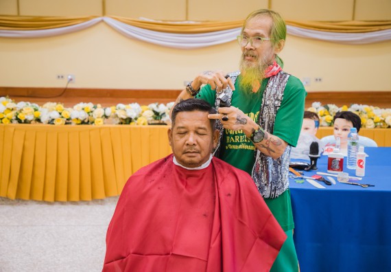 ภาพกิจกรรม  คณะวิทยาศาสตร์และเทคโนโลยี จัดกิจกรรมการอบรมเชิงปฏิบัติการ เรื่อง การเป็นช่างตัดผมอย่างมืออาชีพ ตามโครงการพัฒนาคุณภาพชีวิตและยกระดับเศรษฐกิจฐานราก