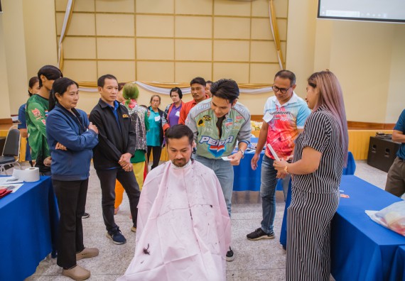 ภาพกิจกรรม  คณะวิทยาศาสตร์และเทคโนโลยี จัดกิจกรรมการอบรมเชิงปฏิบัติการ เรื่อง การเป็นช่างตัดผมอย่างมืออาชีพ ตามโครงการพัฒนาคุณภาพชีวิตและยกระดับเศรษฐกิจฐานราก