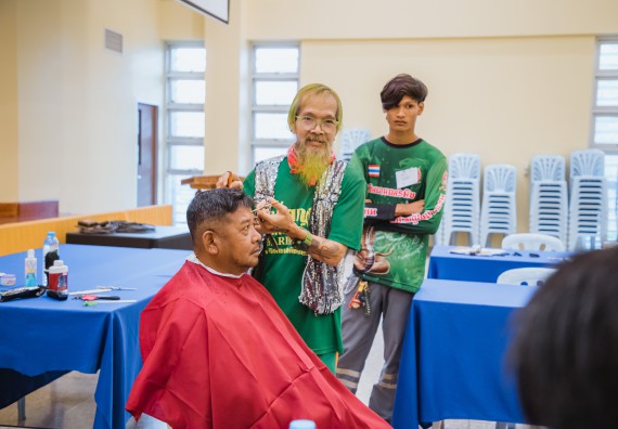 ภาพกิจกรรม  คณะวิทยาศาสตร์และเทคโนโลยี จัดกิจกรรมการอบรมเชิงปฏิบัติการ เรื่อง การเป็นช่างตัดผมอย่างมืออาชีพ ตามโครงการพัฒนาคุณภาพชีวิตและยกระดับเศรษฐกิจฐานราก