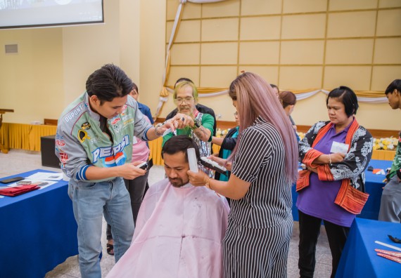 ภาพกิจกรรม  คณะวิทยาศาสตร์และเทคโนโลยี จัดกิจกรรมการอบรมเชิงปฏิบัติการ เรื่อง การเป็นช่างตัดผมอย่างมืออาชีพ ตามโครงการพัฒนาคุณภาพชีวิตและยกระดับเศรษฐกิจฐานราก