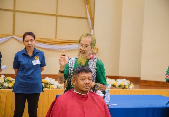 ภาพกิจกรรม  คณะวิทยาศาสตร์และเทคโนโลยี จัดกิจกรรมการอบรมเชิงปฏิบัติการ เรื่อง การเป็นช่างตัดผมอย่างมืออาชีพ ตามโครงการพัฒนาคุณภาพชีวิตและยกระดับเศรษฐกิจฐานราก