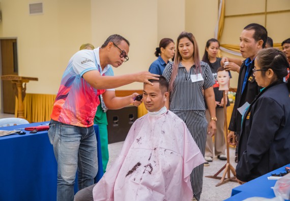 ภาพกิจกรรม  คณะวิทยาศาสตร์และเทคโนโลยี จัดกิจกรรมการอบรมเชิงปฏิบัติการ เรื่อง การเป็นช่างตัดผมอย่างมืออาชีพ ตามโครงการพัฒนาคุณภาพชีวิตและยกระดับเศรษฐกิจฐานราก