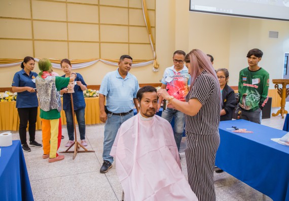 ภาพกิจกรรม  คณะวิทยาศาสตร์และเทคโนโลยี จัดกิจกรรมการอบรมเชิงปฏิบัติการ เรื่อง การเป็นช่างตัดผมอย่างมืออาชีพ ตามโครงการพัฒนาคุณภาพชีวิตและยกระดับเศรษฐกิจฐานราก