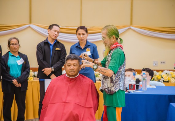 ภาพกิจกรรม  คณะวิทยาศาสตร์และเทคโนโลยี จัดกิจกรรมการอบรมเชิงปฏิบัติการ เรื่อง การเป็นช่างตัดผมอย่างมืออาชีพ ตามโครงการพัฒนาคุณภาพชีวิตและยกระดับเศรษฐกิจฐานราก