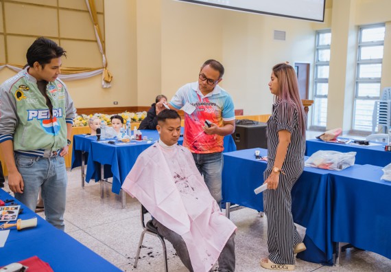 ภาพกิจกรรม  คณะวิทยาศาสตร์และเทคโนโลยี จัดกิจกรรมการอบรมเชิงปฏิบัติการ เรื่อง การเป็นช่างตัดผมอย่างมืออาชีพ ตามโครงการพัฒนาคุณภาพชีวิตและยกระดับเศรษฐกิจฐานราก