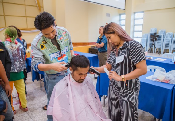 ภาพกิจกรรม  คณะวิทยาศาสตร์และเทคโนโลยี จัดกิจกรรมการอบรมเชิงปฏิบัติการ เรื่อง การเป็นช่างตัดผมอย่างมืออาชีพ ตามโครงการพัฒนาคุณภาพชีวิตและยกระดับเศรษฐกิจฐานราก