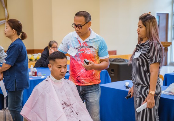 ภาพกิจกรรม  คณะวิทยาศาสตร์และเทคโนโลยี จัดกิจกรรมการอบรมเชิงปฏิบัติการ เรื่อง การเป็นช่างตัดผมอย่างมืออาชีพ ตามโครงการพัฒนาคุณภาพชีวิตและยกระดับเศรษฐกิจฐานราก