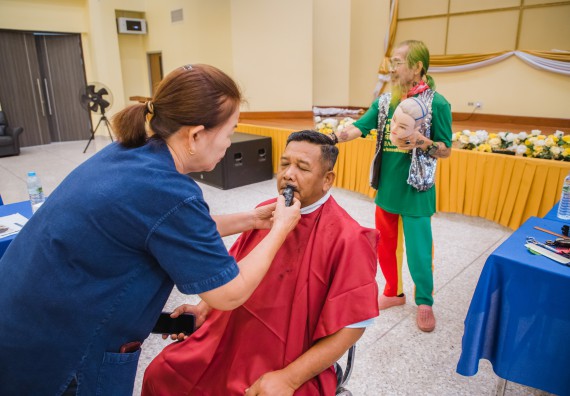 ภาพกิจกรรม  คณะวิทยาศาสตร์และเทคโนโลยี จัดกิจกรรมการอบรมเชิงปฏิบัติการ เรื่อง การเป็นช่างตัดผมอย่างมืออาชีพ ตามโครงการพัฒนาคุณภาพชีวิตและยกระดับเศรษฐกิจฐานราก