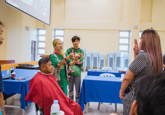 ภาพกิจกรรม  คณะวิทยาศาสตร์และเทคโนโลยี จัดกิจกรรมการอบรมเชิงปฏิบัติการ เรื่อง การเป็นช่างตัดผมอย่างมืออาชีพ ตามโครงการพัฒนาคุณภาพชีวิตและยกระดับเศรษฐกิจฐานราก