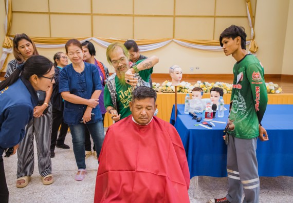 ภาพกิจกรรม  คณะวิทยาศาสตร์และเทคโนโลยี จัดกิจกรรมการอบรมเชิงปฏิบัติการ เรื่อง การเป็นช่างตัดผมอย่างมืออาชีพ ตามโครงการพัฒนาคุณภาพชีวิตและยกระดับเศรษฐกิจฐานราก
