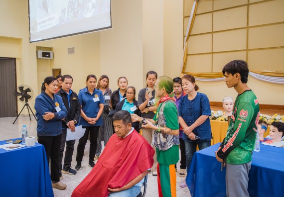 ภาพกิจกรรม  คณะวิทยาศาสตร์และเทคโนโลยี จัดกิจกรรมการอบรมเชิงปฏิบัติการ เรื่อง การเป็นช่างตัดผมอย่างมืออาชีพ ตามโครงการพัฒนาคุณภาพชีวิตและยกระดับเศรษฐกิจฐานราก