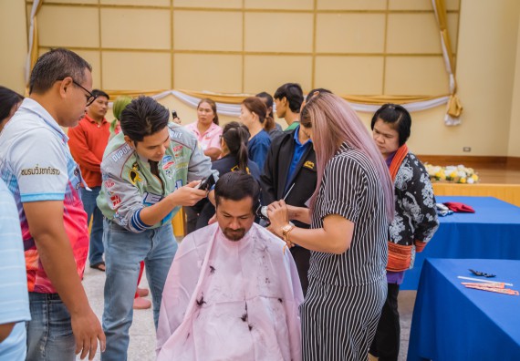 ภาพกิจกรรม  คณะวิทยาศาสตร์และเทคโนโลยี จัดกิจกรรมการอบรมเชิงปฏิบัติการ เรื่อง การเป็นช่างตัดผมอย่างมืออาชีพ ตามโครงการพัฒนาคุณภาพชีวิตและยกระดับเศรษฐกิจฐานราก