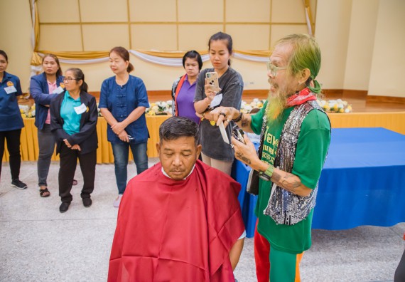 ภาพกิจกรรม  คณะวิทยาศาสตร์และเทคโนโลยี จัดกิจกรรมการอบรมเชิงปฏิบัติการ เรื่อง การเป็นช่างตัดผมอย่างมืออาชีพ ตามโครงการพัฒนาคุณภาพชีวิตและยกระดับเศรษฐกิจฐานราก