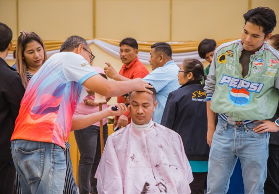 ภาพกิจกรรม  คณะวิทยาศาสตร์และเทคโนโลยี จัดกิจกรรมการอบรมเชิงปฏิบัติการ เรื่อง การเป็นช่างตัดผมอย่างมืออาชีพ ตามโครงการพัฒนาคุณภาพชีวิตและยกระดับเศรษฐกิจฐานราก