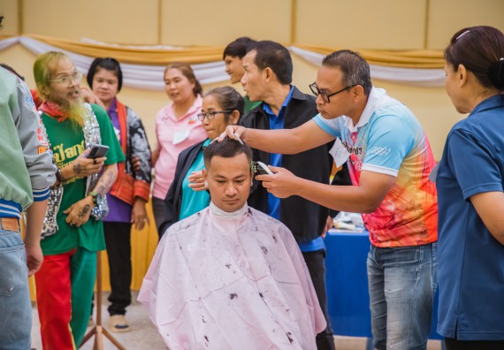 ภาพกิจกรรม  คณะวิทยาศาสตร์และเทคโนโลยี จัดกิจกรรมการอบรมเชิงปฏิบัติการ เรื่อง การเป็นช่างตัดผมอย่างมืออาชีพ ตามโครงการพัฒนาคุณภาพชีวิตและยกระดับเศรษฐกิจฐานราก