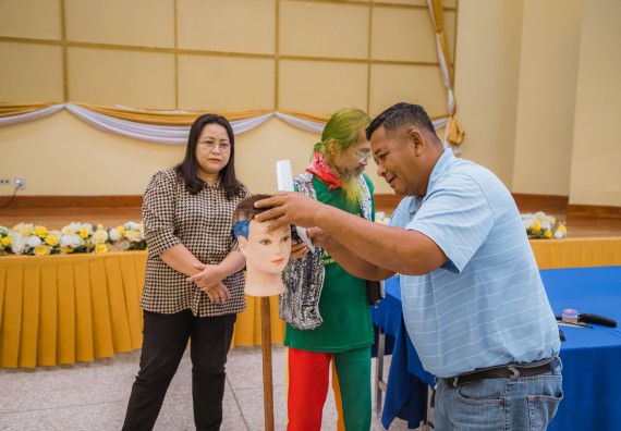 ภาพกิจกรรม  คณะวิทยาศาสตร์และเทคโนโลยี จัดกิจกรรมการอบรมเชิงปฏิบัติการ เรื่อง การเป็นช่างตัดผมอย่างมืออาชีพ ตามโครงการพัฒนาคุณภาพชีวิตและยกระดับเศรษฐกิจฐานราก