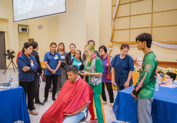 ภาพกิจกรรม  คณะวิทยาศาสตร์และเทคโนโลยี จัดกิจกรรมการอบรมเชิงปฏิบัติการ เรื่อง การเป็นช่างตัดผมอย่างมืออาชีพ ตามโครงการพัฒนาคุณภาพชีวิตและยกระดับเศรษฐกิจฐานราก