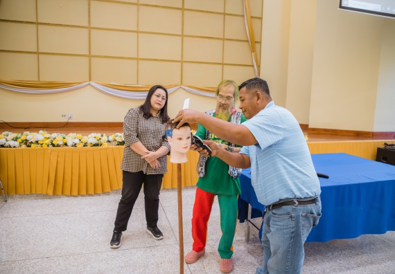 ภาพกิจกรรม  คณะวิทยาศาสตร์และเทคโนโลยี จัดกิจกรรมการอบรมเชิงปฏิบัติการ เรื่อง การเป็นช่างตัดผมอย่างมืออาชีพ ตามโครงการพัฒนาคุณภาพชีวิตและยกระดับเศรษฐกิจฐานราก