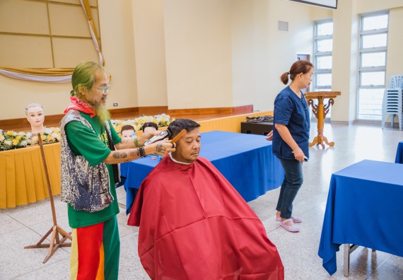 ภาพกิจกรรม  คณะวิทยาศาสตร์และเทคโนโลยี จัดกิจกรรมการอบรมเชิงปฏิบัติการ เรื่อง การเป็นช่างตัดผมอย่างมืออาชีพ ตามโครงการพัฒนาคุณภาพชีวิตและยกระดับเศรษฐกิจฐานราก