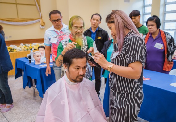 ภาพกิจกรรม  คณะวิทยาศาสตร์และเทคโนโลยี จัดกิจกรรมการอบรมเชิงปฏิบัติการ เรื่อง การเป็นช่างตัดผมอย่างมืออาชีพ ตามโครงการพัฒนาคุณภาพชีวิตและยกระดับเศรษฐกิจฐานราก