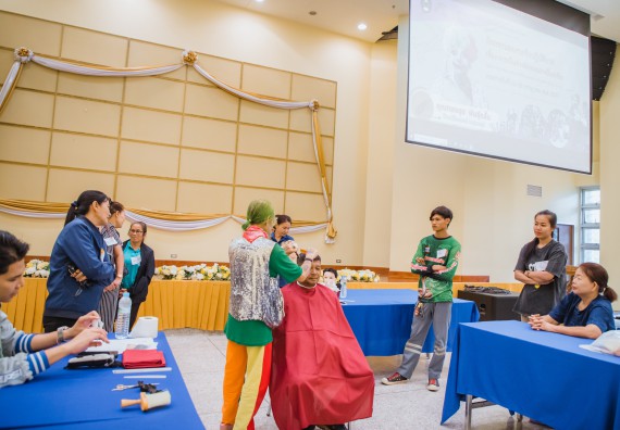ภาพกิจกรรม  คณะวิทยาศาสตร์และเทคโนโลยี จัดกิจกรรมการอบรมเชิงปฏิบัติการ เรื่อง การเป็นช่างตัดผมอย่างมืออาชีพ ตามโครงการพัฒนาคุณภาพชีวิตและยกระดับเศรษฐกิจฐานราก