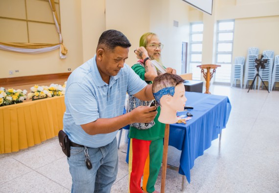 ภาพกิจกรรม  คณะวิทยาศาสตร์และเทคโนโลยี จัดกิจกรรมการอบรมเชิงปฏิบัติการ เรื่อง การเป็นช่างตัดผมอย่างมืออาชีพ ตามโครงการพัฒนาคุณภาพชีวิตและยกระดับเศรษฐกิจฐานราก