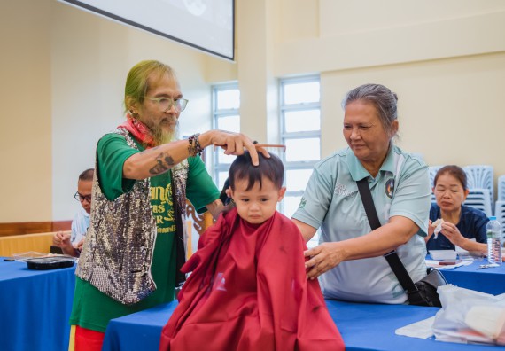 ภาพกิจกรรม  คณะวิทยาศาสตร์และเทคโนโลยี จัดกิจกรรมการอบรมเชิงปฏิบัติการ เรื่อง การเป็นช่างตัดผมอย่างมืออาชีพ ตามโครงการพัฒนาคุณภาพชีวิตและยกระดับเศรษฐกิจฐานราก