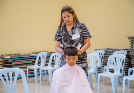 ภาพกิจกรรม  คณะวิทยาศาสตร์และเทคโนโลยี จัดกิจกรรมการอบรมเชิงปฏิบัติการ เรื่อง การเป็นช่างตัดผมอย่างมืออาชีพ ตามโครงการพัฒนาคุณภาพชีวิตและยกระดับเศรษฐกิจฐานราก