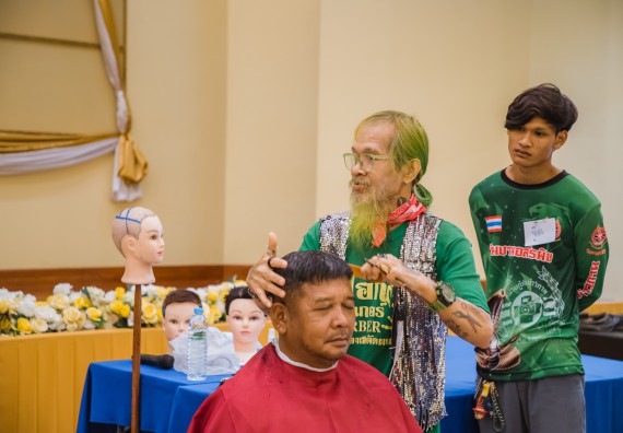 ภาพกิจกรรม  คณะวิทยาศาสตร์และเทคโนโลยี จัดกิจกรรมการอบรมเชิงปฏิบัติการ เรื่อง การเป็นช่างตัดผมอย่างมืออาชีพ ตามโครงการพัฒนาคุณภาพชีวิตและยกระดับเศรษฐกิจฐานราก