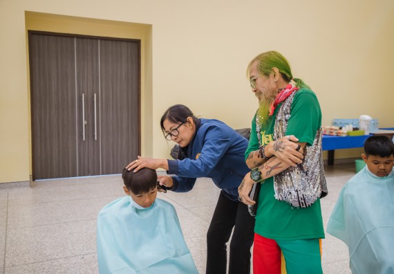 ภาพกิจกรรม  คณะวิทยาศาสตร์และเทคโนโลยี จัดกิจกรรมการอบรมเชิงปฏิบัติการ เรื่อง การเป็นช่างตัดผมอย่างมืออาชีพ ตามโครงการพัฒนาคุณภาพชีวิตและยกระดับเศรษฐกิจฐานราก