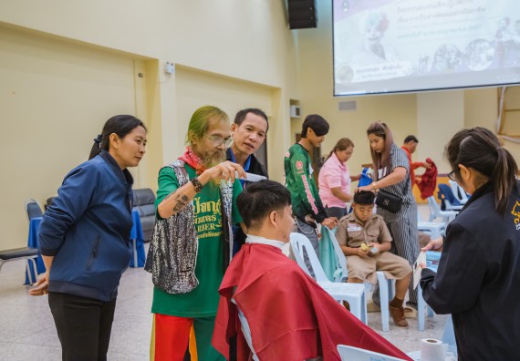 ภาพกิจกรรม  คณะวิทยาศาสตร์และเทคโนโลยี จัดกิจกรรมการอบรมเชิงปฏิบัติการ เรื่อง การเป็นช่างตัดผมอย่างมืออาชีพ ตามโครงการพัฒนาคุณภาพชีวิตและยกระดับเศรษฐกิจฐานราก