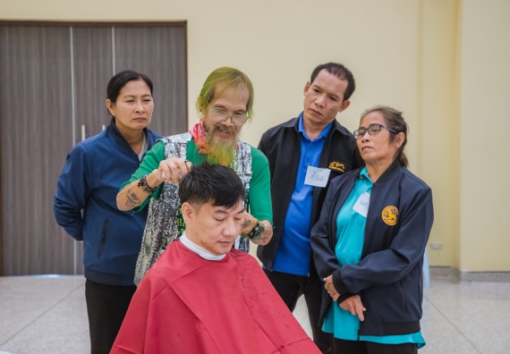 ภาพกิจกรรม  คณะวิทยาศาสตร์และเทคโนโลยี จัดกิจกรรมการอบรมเชิงปฏิบัติการ เรื่อง การเป็นช่างตัดผมอย่างมืออาชีพ ตามโครงการพัฒนาคุณภาพชีวิตและยกระดับเศรษฐกิจฐานราก