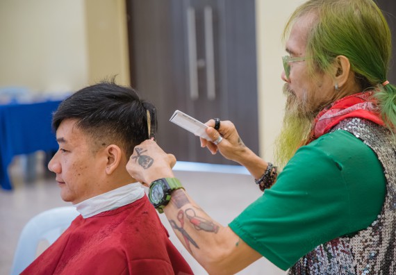 ภาพกิจกรรม  คณะวิทยาศาสตร์และเทคโนโลยี จัดกิจกรรมการอบรมเชิงปฏิบัติการ เรื่อง การเป็นช่างตัดผมอย่างมืออาชีพ ตามโครงการพัฒนาคุณภาพชีวิตและยกระดับเศรษฐกิจฐานราก