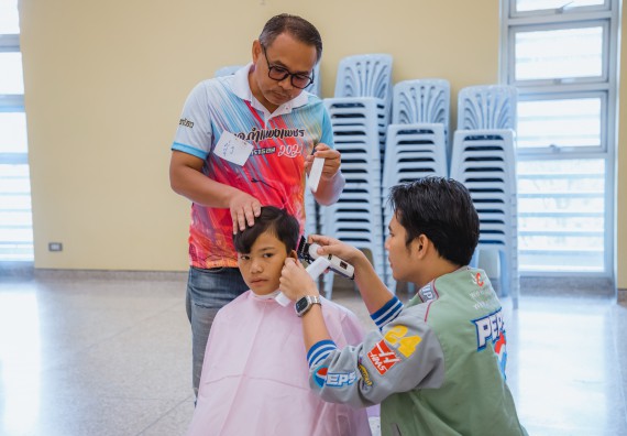 ภาพกิจกรรม  คณะวิทยาศาสตร์และเทคโนโลยี จัดกิจกรรมการอบรมเชิงปฏิบัติการ เรื่อง การเป็นช่างตัดผมอย่างมืออาชีพ ตามโครงการพัฒนาคุณภาพชีวิตและยกระดับเศรษฐกิจฐานราก