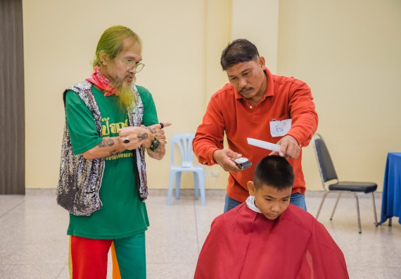 ภาพกิจกรรม  คณะวิทยาศาสตร์และเทคโนโลยี จัดกิจกรรมการอบรมเชิงปฏิบัติการ เรื่อง การเป็นช่างตัดผมอย่างมืออาชีพ ตามโครงการพัฒนาคุณภาพชีวิตและยกระดับเศรษฐกิจฐานราก