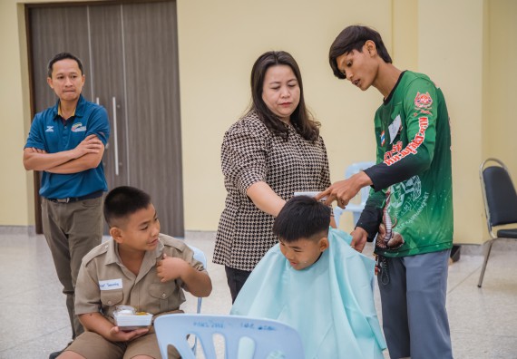 ภาพกิจกรรม  คณะวิทยาศาสตร์และเทคโนโลยี จัดกิจกรรมการอบรมเชิงปฏิบัติการ เรื่อง การเป็นช่างตัดผมอย่างมืออาชีพ ตามโครงการพัฒนาคุณภาพชีวิตและยกระดับเศรษฐกิจฐานราก