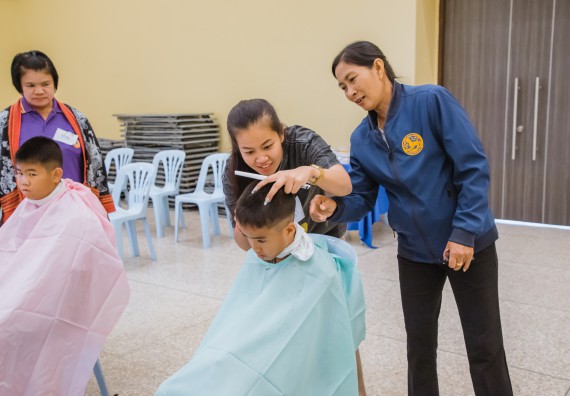 ภาพกิจกรรม  คณะวิทยาศาสตร์และเทคโนโลยี จัดกิจกรรมการอบรมเชิงปฏิบัติการ เรื่อง การเป็นช่างตัดผมอย่างมืออาชีพ ตามโครงการพัฒนาคุณภาพชีวิตและยกระดับเศรษฐกิจฐานราก